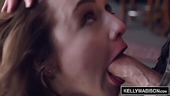 Tatoveret Babe Får Sin Første Creampie I Hardcore Video