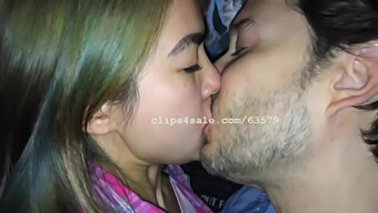 Pasangan Muda Interracial Berbagi Ciuman Yang Penuh Gairah Dalam Hd