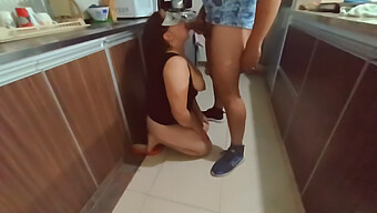 Una Prima Milf Comparte Un Beso Caliente Y Sexo Oral Con Su Pareja Más Joven En La Cocina, Lo Que Lleva A Un Revolcón Salvaje Y Sin Inhibiciones.