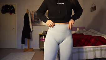 Enge Turnhosen Betonen Cameltoe Und Pussy Eines Jungen Mädchens