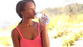 Le Spectacle Solo En Plein Air De Jezabel Vessir Avec Une Beauté Naturelle Et De Gros Seins