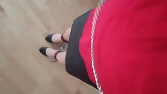 Sissy Dihina Dengan Sepatu Hak Bondage Dan Pantyhose