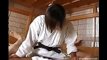 Vợ Châu Á Sử Dụng Dương Vật Giả Trên Võ Sư Karate