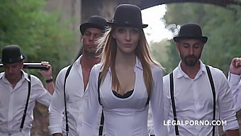 Belle Claire Conduce Gangbang-Ul Cu Lins De Fund Și Sex Oral