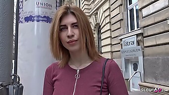 Adolescenta Roșcată Mia Discută Despre Întâlnirea Sexuală În Timpul Interviului De Angajare Pentru Modeling