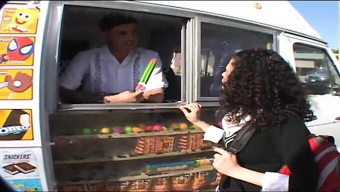 La Giovane Mora Scambia Sesso Per Un Gelato In Cambio - Vol.#02 - Scena #01