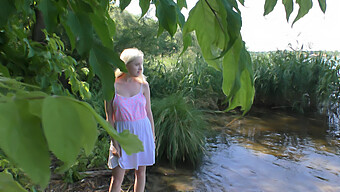 Al Encuentro Fresco Junto Al Lago Con Una Joven Rubia