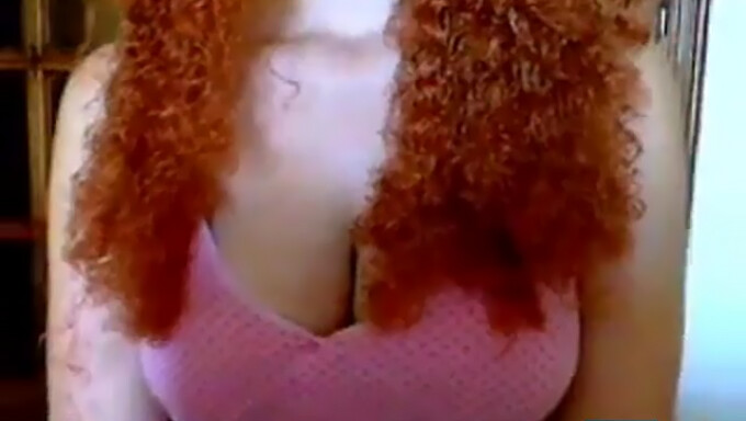 Rousse Aux Cheveux Bouclés Séduit En Webcam