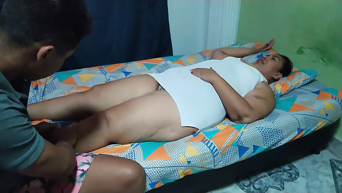 Vídeo Casero De Mí Masajeando El Gran Culo De Mi Suegra Con Su Cuerpo De Milf Latina