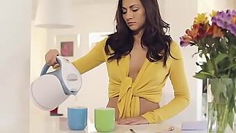 Michaela Isizzu Profite D'Une Tasse De Café Avec Son Amant Dans Cette Vidéo Metart