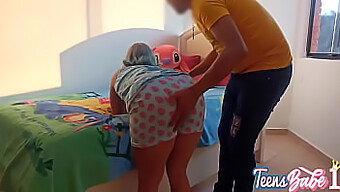 Nagajivi Očim Izkoristi Priložnost Za Intimnost S Svojo Solo Nečakinjo Doma