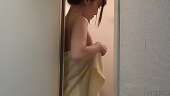 Session De Douche Privée Avec La Jeune Japonaise Sarina Kurokawa