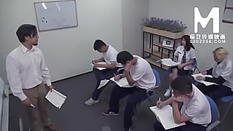 与叛逆的女同学一起观看免费的中国国内色情视频