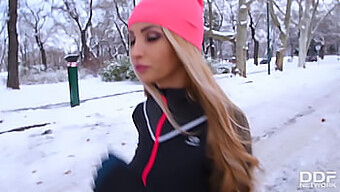 Alyssia Kent Face O Muie Neglijent Și Este Futută Din Spate