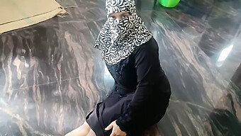 Kecantikan Berpakaian Hijab Yang Menggoda Mengalami Pengalaman Bdsm Yang Brutal.