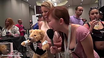 Asiatiska Camgirl Britney Amber Och Teddylovebear På Avn Adult Entertainment Expo