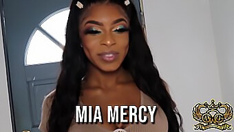 Mia Mercy, Een Jong Ebony Meisje, Neemt Een Enorme Lul En Krijgt Twee Gezichtsbehandelingen