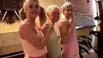 Video Grabado En Secreto De Una Adolescente Rubia Y Diminuta Lamiendo Y Logrando El Orgasmo