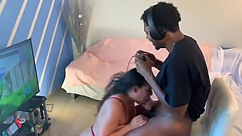 Blowjob Sensual Dan Menjilat Puki Yang Intens Dalam Video Yang Diilhamkan Oleh Fortnite