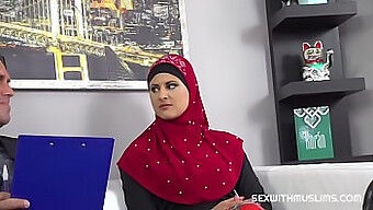 Hijabi Yang Menggoda Menggoda Dengan Kemahirannya.