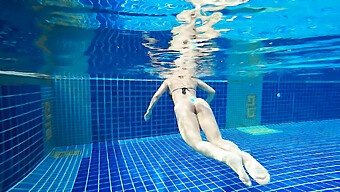 La Sega In Piscina Di Una Bionda Porta A Un Finale Culminante