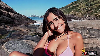 A Travessa Tiffany Exibe Sua Bunda Apertada E Faz Sexo Oral Em Uma Praia Para As Produções De Loupan.