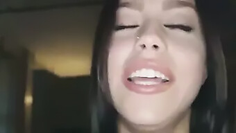 Alina Lopez' Europeiske Sjarm Og Lange Tunge Er Fengslende I En Erotisk Video