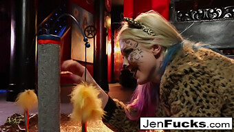 Jen Hexxx Ayuda A Leya Con Un Enema Lácteo Usando Sus Amplios Senos