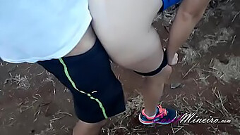 Brasilianische Ehefrau Zeigt Butt Plug Beim Outdoor-Bummel