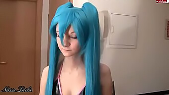 Najstnica Cosplay Miku Hatsune In Dobi Grob Seks Z Obrazno Kremo