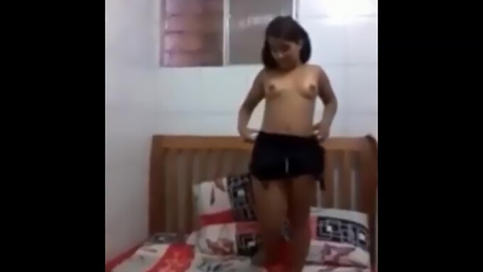 Una Chica Encantadora Se Desnuda Y Se Complace A Sí Misma Para Su Amante Grabado En Video. Estilo Amateur Con Uso De Vibrador