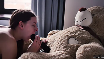 Najlepšie Výbery Televízie Plushies: Vysokoškolská Študentka Stefanie Knight V Akcii Na Internáte