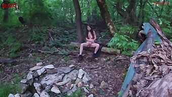 Aventura En Solitario Al Aire Libre De Una Joven Amateur En El Bosque.