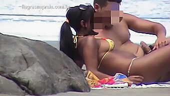 Pasangan Muda Yang Direkodkan Secara Rahsia Melakukan Seks Di Pantai.