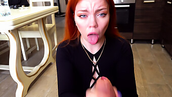 Russischer Teenager Gibt Einen Deepthroat-Blowjob Und Schluckt Sperma