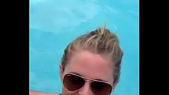 Une Amatrice Blonde Fait Une Fellation Profonde Dans Une Piscine Publique, Enregistrée Sur Un Téléphone Portable