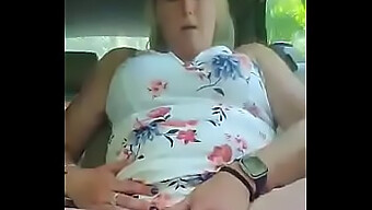 Ibu Blonde Orgasme Di Dalam Kereta Dari Meramas