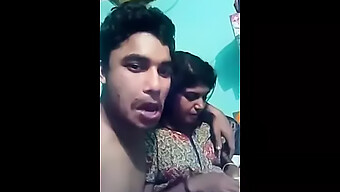 Une Mère Indienne Du Sud Séduit Son Beau-Fils Avec Sa Beauté Et Ses Gros Seins