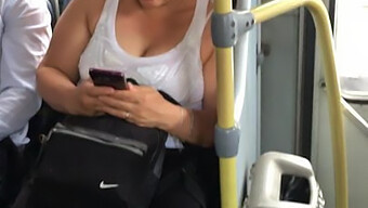 Busty Milfs Bryster Spretter På Offentlig Transport.