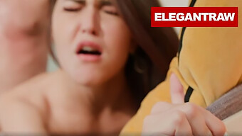 Estudiante Europea Lucha Con Un Gran Pene En El Día Del Examen