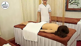 Une Thérapeute De Massage Asiatique Obtient Plus Que Ce Qu'Elle A Négocié