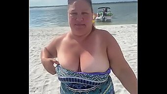 Duca, Uma Mulher Gorda E Exibicionista, Mostra Seus Atributos Em Uma Praia Pública.