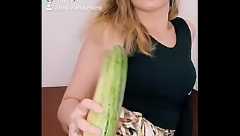 Schau Mir Zu, Wie Ich Mich Mit Einer Riesigen Gurke Befriedige. Begleite Mich Auf Tiktok @Boliviana.Mimi