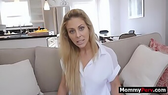 Cherie Deville Aláveti Magát Mostohafia Követeléseinek, Miközben Megalázza Mostohaanyját.