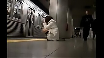 電車の中でノーパンの日本の女の子が弄られる