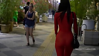 Una Milf In Un Vestito Trasparente Mostra I Suoi Attributi All'Aperto