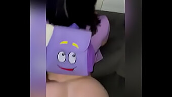 Latina Dora Gợi Cảm Trong Một Video Nóng Bỏng