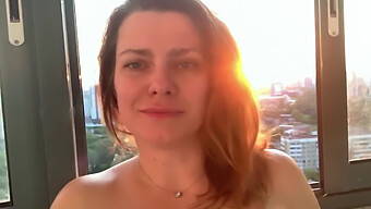 Femme Mature Excitée Joue En Solo Sur Le Balcon, Se Fait Plaisir Avec Un Jouet Sexuel, Éjacule