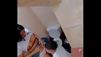 Video Amatir Pertemuan Oral Antara Seorang Latina Kecil Dan Seorang Siswa Laki-Laki Di Kamar Mandi Sekolah.