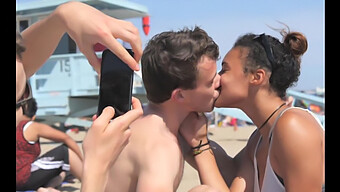 ¡mira A Esta Chica Negra Americana Disfrutar Besando A Chicos Blancos En La Playa! ¡te Encantará!